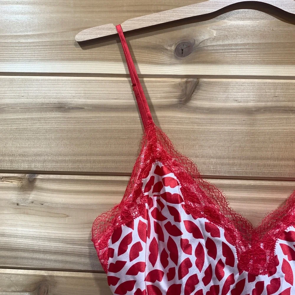 Victoria's Secret Cami Babydoll Slip Red Lips Lace Trim Sleepwear Lingerie‎ M
